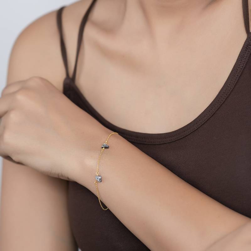 Personalisiertes Rohdiamant Initial Armband Aus 585Er Gold Zierliches Freundschaftsarmband Und Monogramm Geschenk Für Frauen von SKOSHByVanya