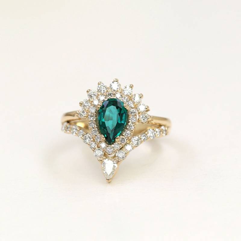 14K Gelbgold Lab-Kreierter Smaragd Diamant Halo Ring von SKYFineJewelryUS