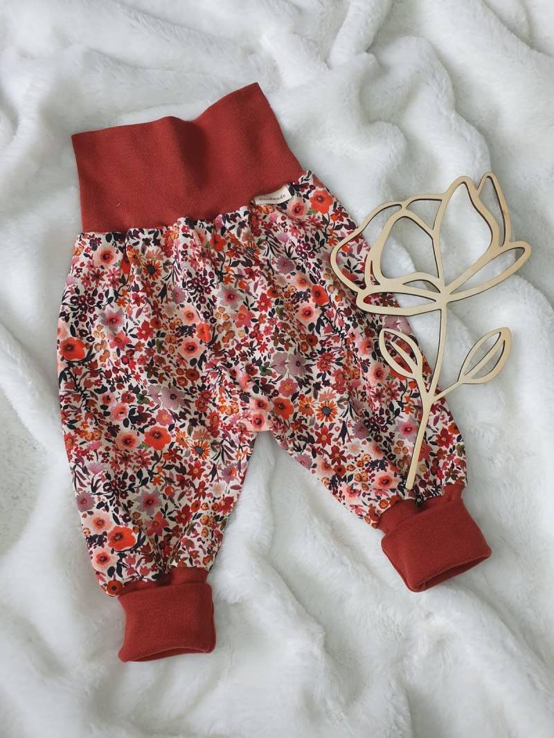 Lange Pumphose, Gemütliche Hose Für Babys Blumen Rostrot Romantic Flower Gr. 50-122 von SKhandmadeFactory