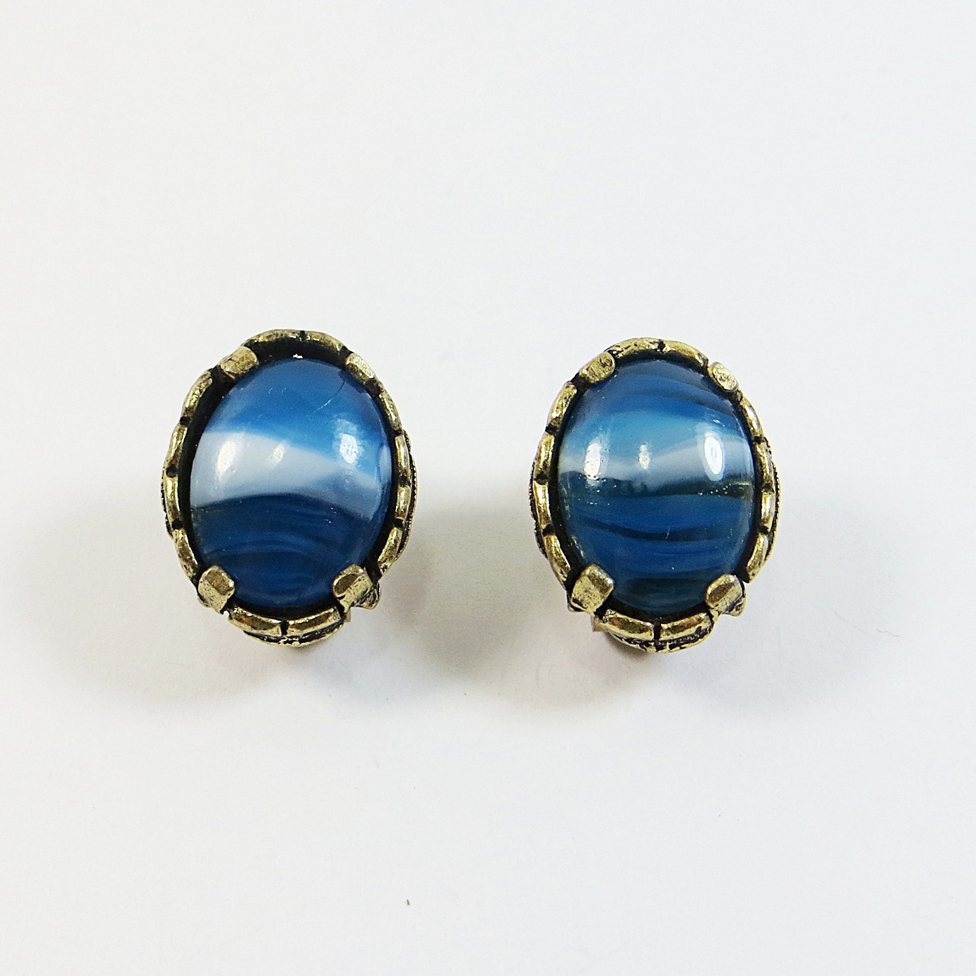 1960S Ohrclips, Vintage Blau Gestreifte Glasohrringe, Goldfarbene Clip-Ohrringe, Größe Ca. 1960Er Jahre Ohrclips 1960S Ohrclips, Vintage Blau Gestreifte Glasohrringe, Goldfarbene Clip-Ohrringe, Größe Ca. 1960Er Jahre Ohrclips von SLCDesignsUK