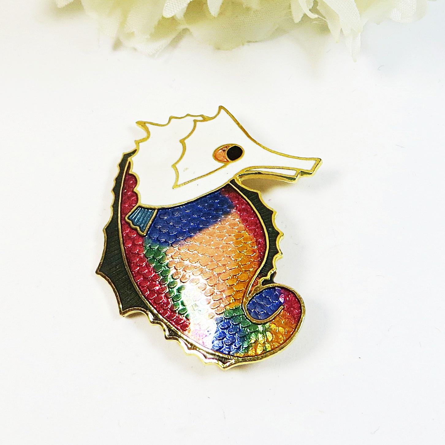1980Er Jahre Pin Brosche Emaille Seepferdchen, Schöne Mehrfarbige Vintage in Schönem Zustand, Seepferdchen Schmuck 1980Er Jahre Pin Brosche Emaille Seepferdchen, Schöne Mehrfarbige Vintage in Schönem Zustand, Seepferdchen Schmuck von SLCDesignsUK