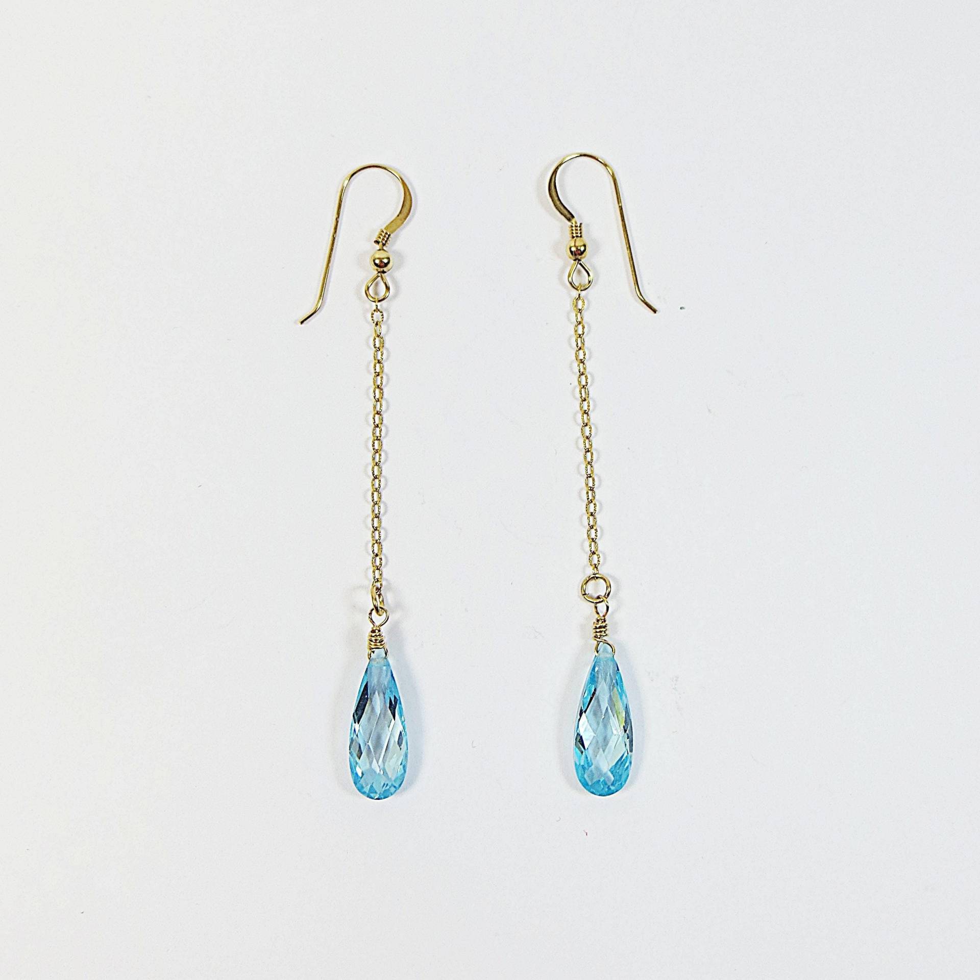 Schweizer Blaue Zirkon Ohrringe Mit 14Kt Goldfill, Zarte Wirewrap Lineare Kette Blaulicht Ohrringe, Handgefertigte Clip-Fittings Verfügbar Schweizer Blaue Zirkon Ohrringe Mit 14Kt Goldfill, Zarte Wirewrap Lineare Kette Blaulicht Ohrringe, Handgefertigte Clip-Fittings Verfügbar von SLCDesignsUK