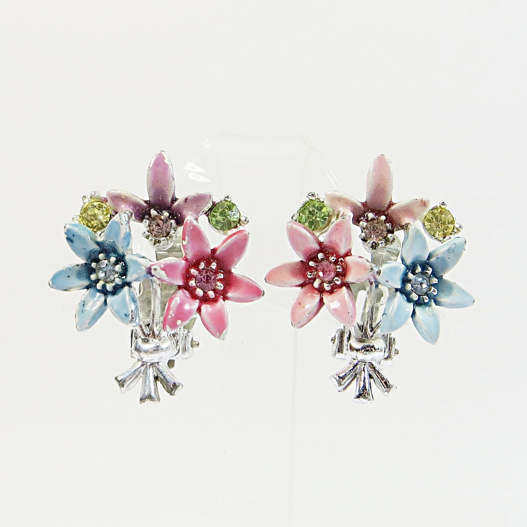 Vintage 1960Er Jahre Emaille Kristall Ohrclips, Schöne Helle Mehrfarbige Blume Nicht Durchbohrte Ohrringe Mit Strasssteinen Blau Rosa Mauve Grün Vintage 1960Er Jahre Emaille Kristall Ohrclips, Schöne Helle Mehrfarbige Blume Nicht Durchbohrte Ohrringe Mit Strasssteinen Blau Rosa Mauve Grün von SLCDesignsUK