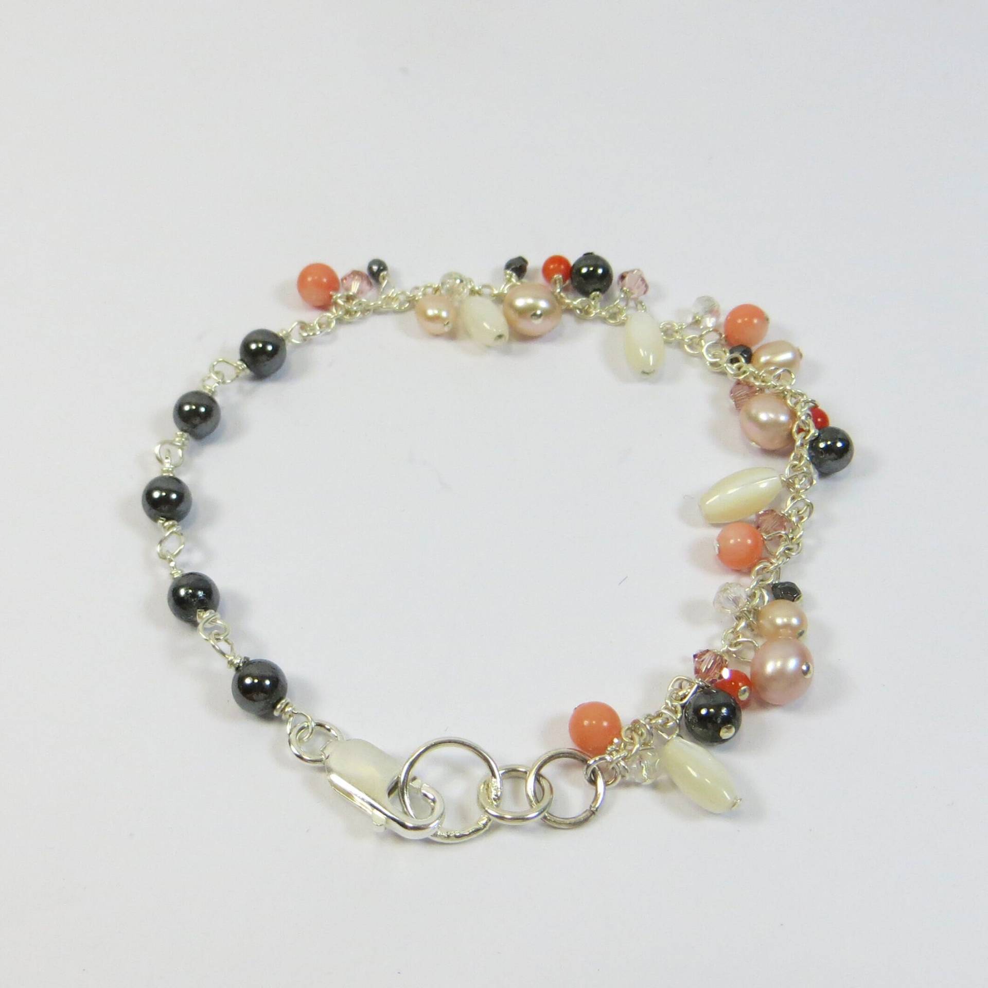 Zierliches Korallen Und Perlen Armband, Hübsches Pfirsich Koralle & Süßwasserperlen Armband Mit Perlmutt, Hämatit 925 Sterling Silber Zierliches Korallen Und Perlen Armband, Hübsches Pfirsich Koralle & Süßwasserperlen Armband Mit Perlmutt, Hämatit 925 Sterling Silber von SLCDesignsUK