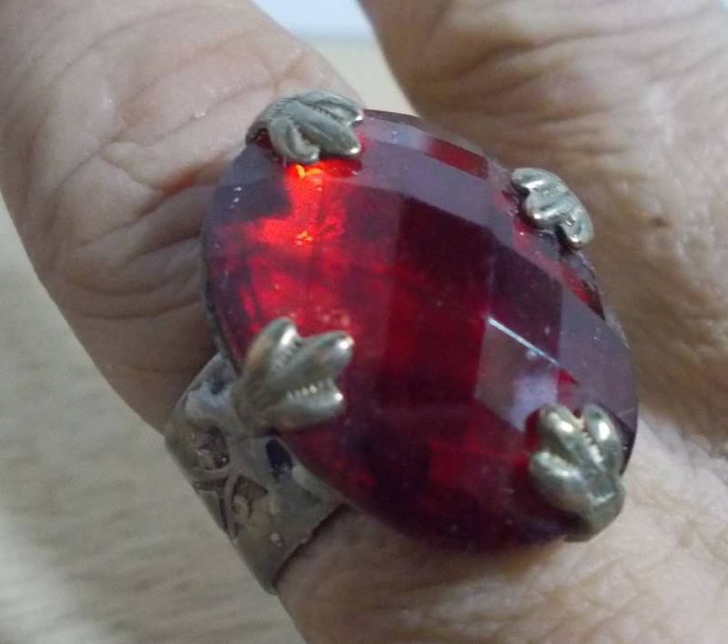 Handgefertigter Roter Rubin Ring Verstellbares Band Versilbert von SLGJewelryDesigns