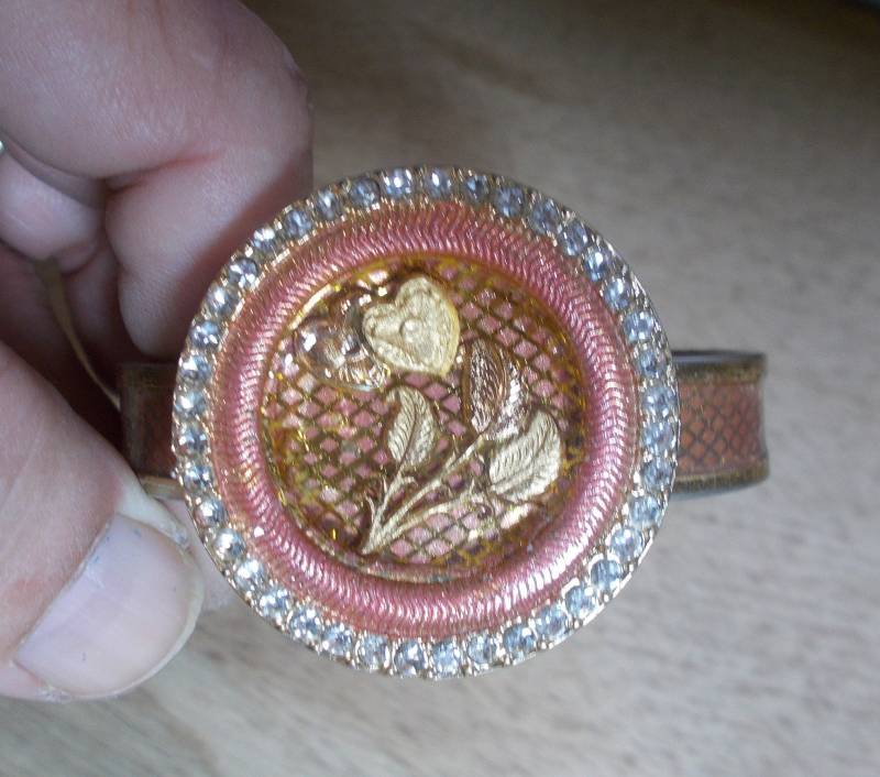 Handgefertigtes Cuff Armband 14K Gold Herzen & Blätter, Strasseinfassung von SLGJewelryDesigns