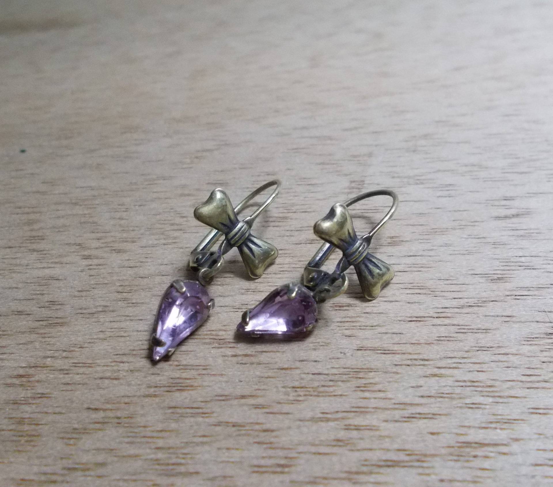 Handgemachte Lila Strass Ohrringe Messing Bogen Brisuren, Unikat von SLGJewelryDesigns