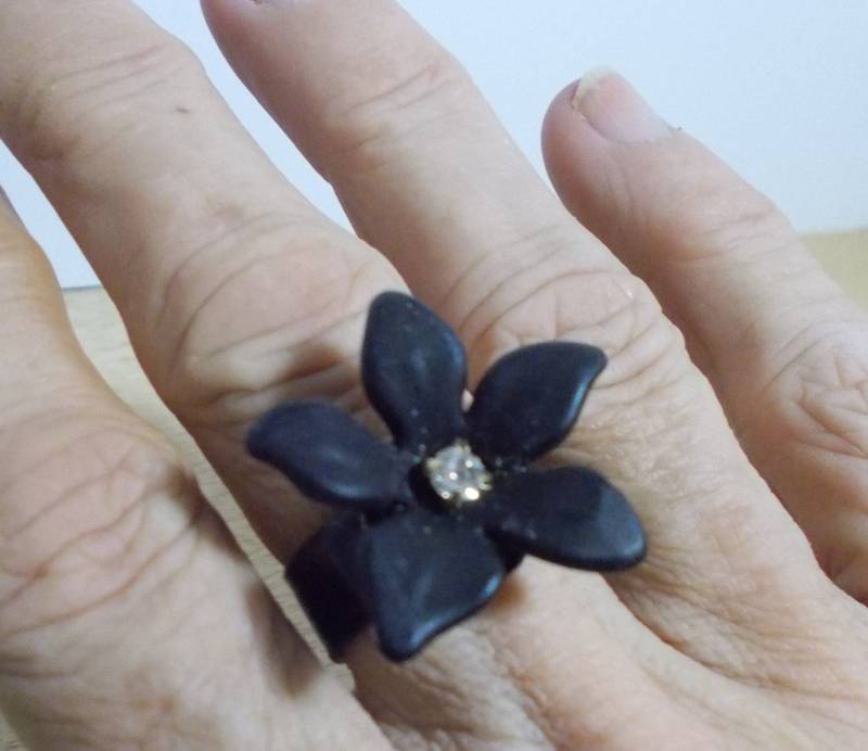 Handgemachte Schwarze Blumen-Ring Strass in Der Mitte, Verstellbares Band von SLGJewelryDesigns