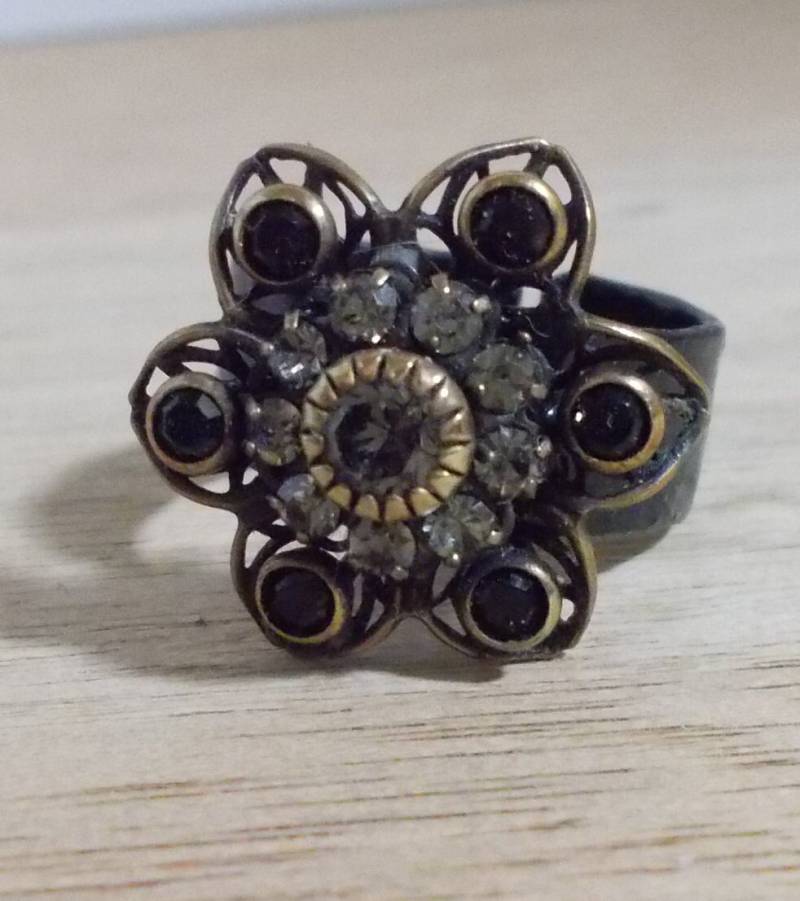 Handgemachter, Umfunktionierter Ohrring, Der in Diesen Entzückenden "Flower" -Ring Mit Einem Verstellbaren Band Aus Schwarzer Emaille Umgewandelt von SLGJewelryDesigns