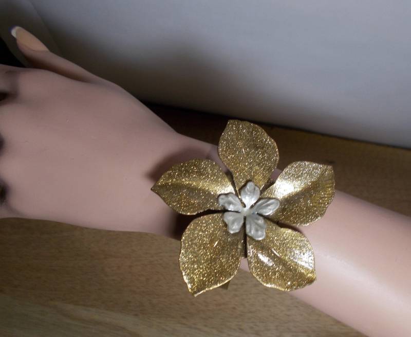 Handgemachter Magnolien Blumen Armreif Emaillierter Klapparmreif von SLGJewelryDesigns