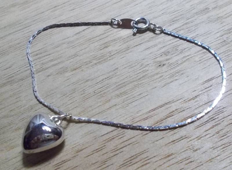 Vintage, Unsigniert, Floating Heart Bettelarmband. Versilbert von SLGJewelryDesigns