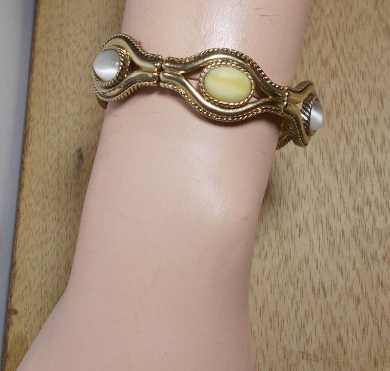 Vintage, Unsignierte Lucite Armspange Mit Mondglanz Und Acryl/Lucite | Ich Bin Mir Nicht Sicher Stretch Armspange von SLGJewelryDesigns