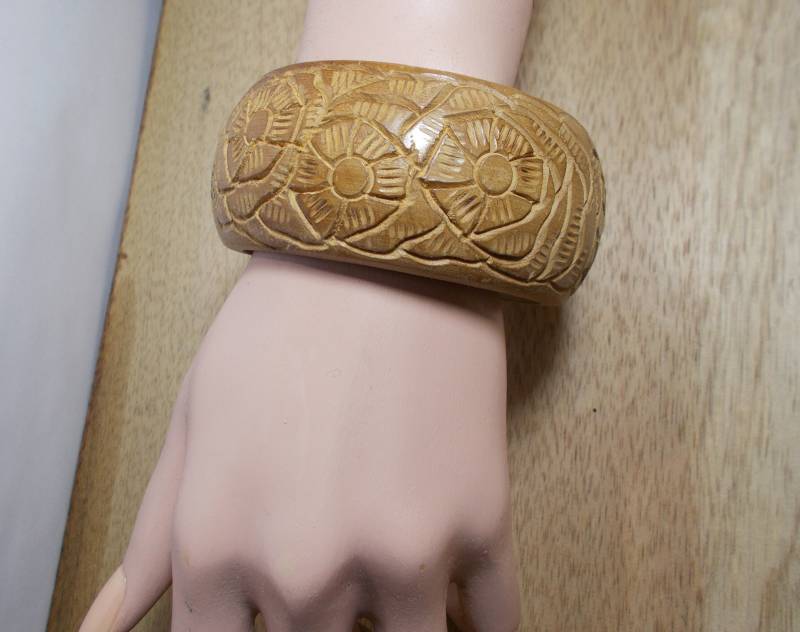 Vintage Geschnitztes Holz Armreif von SLGJewelryDesigns