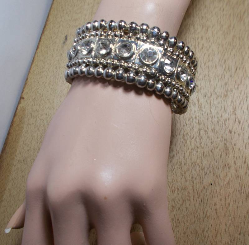 Vintage-Glam Strass Und Silber Platte Stretch Armreif. Lässt Das Handgelenk Auffallen von SLGJewelryDesigns