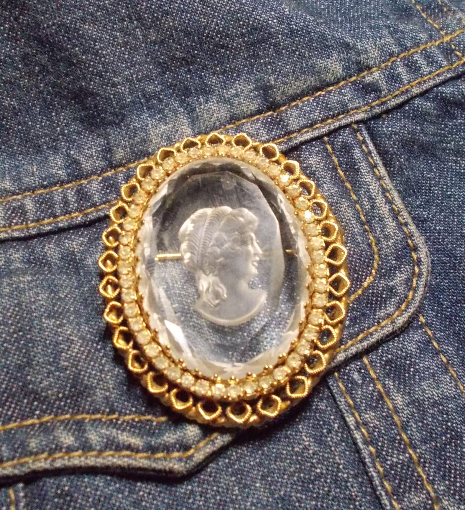 Vintage Glas Cameo Brosche Vergoldete Strassfassung von SLGJewelryDesigns