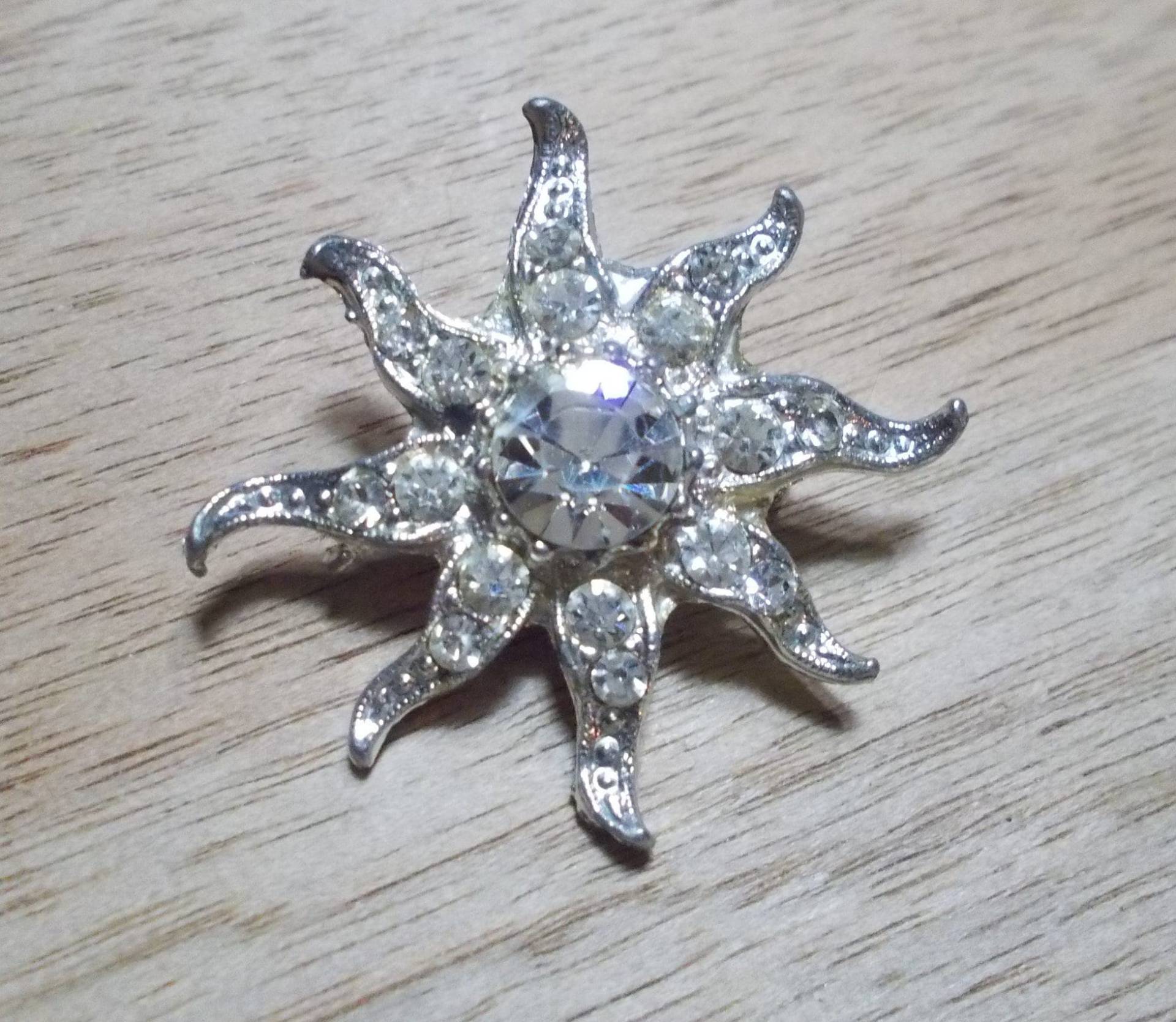 Vintage Sunburst Strass Brosche. in Schönem Zustand Für Sein Alter von SLGJewelryDesigns