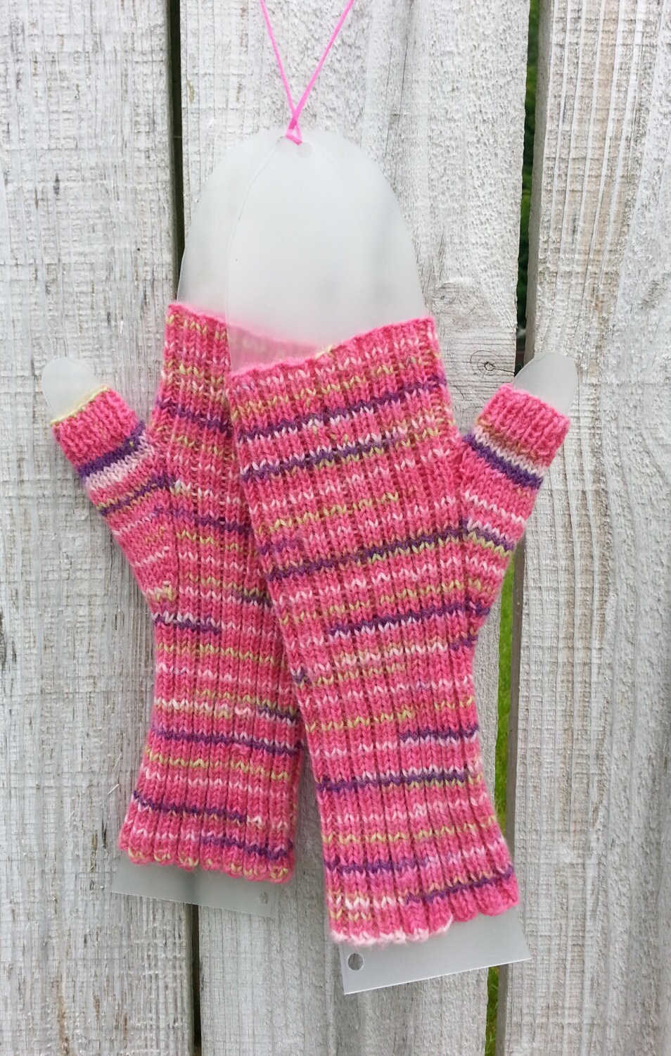 Hand Stricken Fingerlose Handschuhe, Handschuhe in Pink Mit Rosa, Lila Und Grün Hand Stricken Fingerlose Handschuhe, Handschuhe in Pink Mit Rosa, Lila Und Grün von SLKnits
