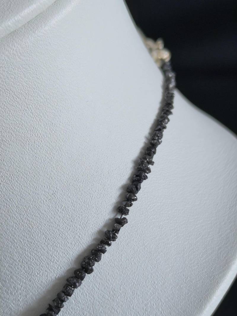 Raw Elegance Black Uncut Natural Diamond Necklace - 45cm Length With Silver Clasp Raw Elegance Black Uncut Natural Diamond Necklace - 45cm Length With Silver Clasp von SLalwaniGermany