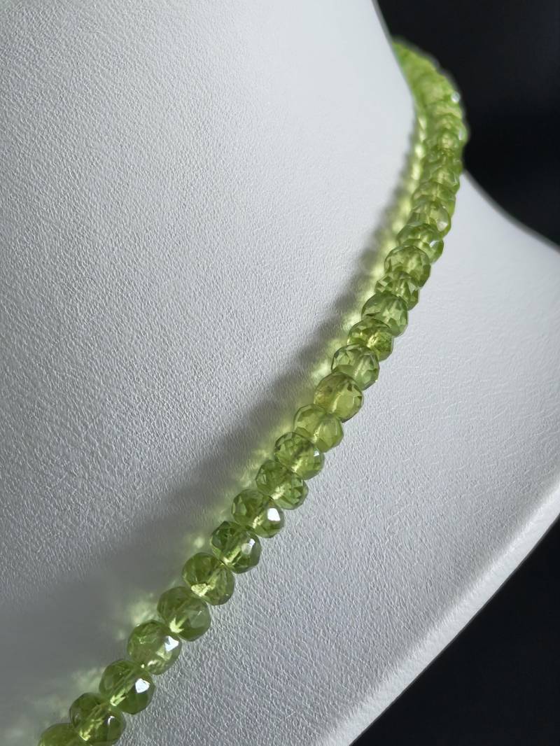 stunning Peridot Necklace - A Spark Of Fresh Elegance von SLalwaniGermany