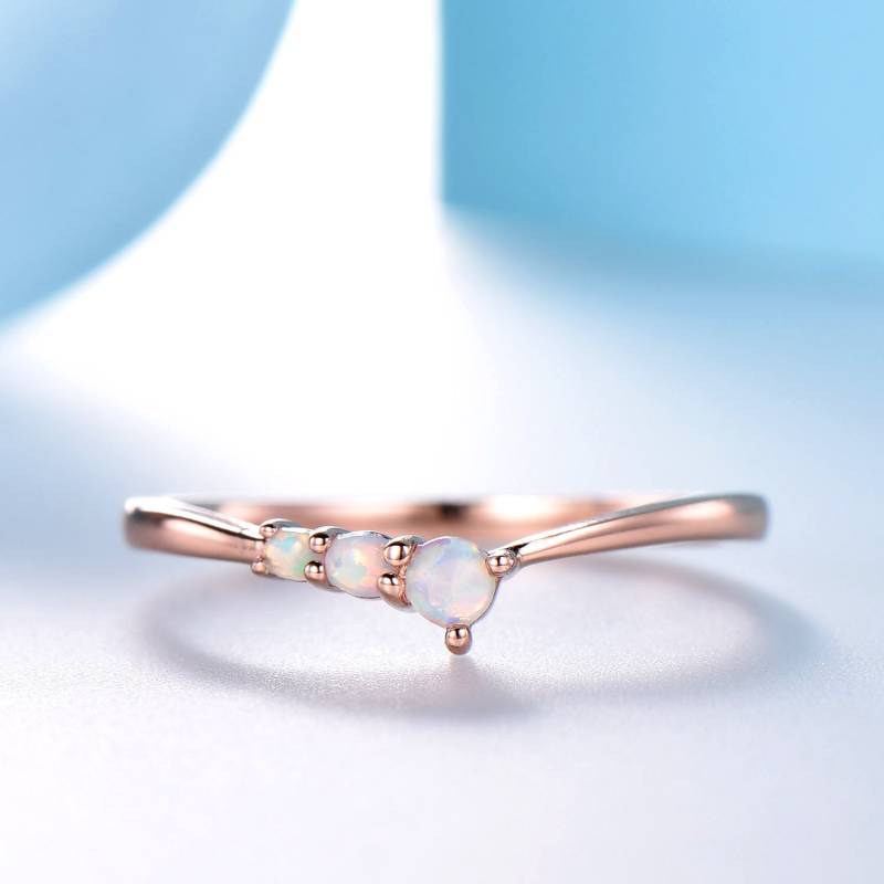 Zierlicher Opal Ring 14K Gold Stapel-Ehering von SLoveDO