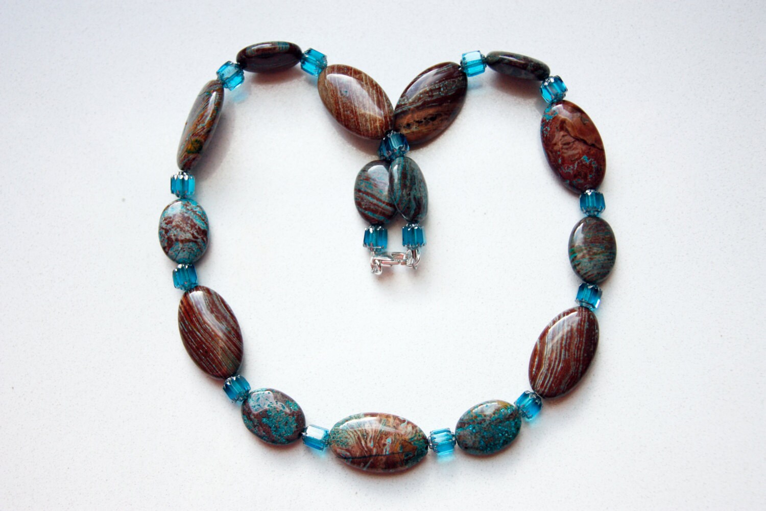 Blaue Streifen Jaspis Perlenkette Mit Türkis Farbenen Kathedrale Glas Sterling Silber Veredelungen Blaue Streifen Jaspis Perlenkette Mit Türkis Farbenen Kathedrale Glas Sterling Silber Veredelungen von SLynetteJewelry
