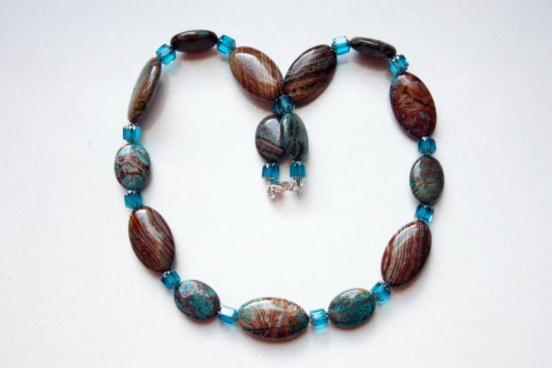 Blaue Streifen Jaspis Perlenkette Mit Türkis Farbenen Kathedrale Glas Sterling Silber Veredelungen Blaue Streifen Jaspis Perlenkette Mit Türkis Farbenen Kathedrale Glas Sterling Silber Veredelungen von SLynetteJewelry
