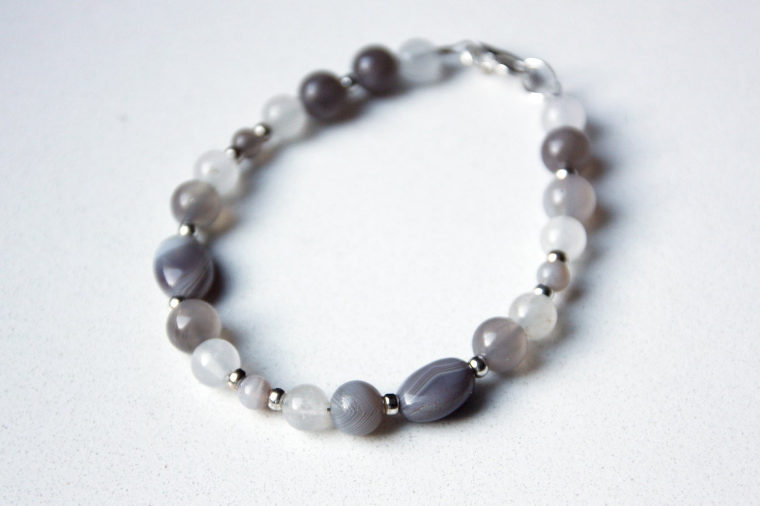 Botswana Achatarmband Schnee Quarzperlen - Größe Medium Botswana Achatarmband Schnee Quarzperlen - Größe Medium von SLynetteJewelry
