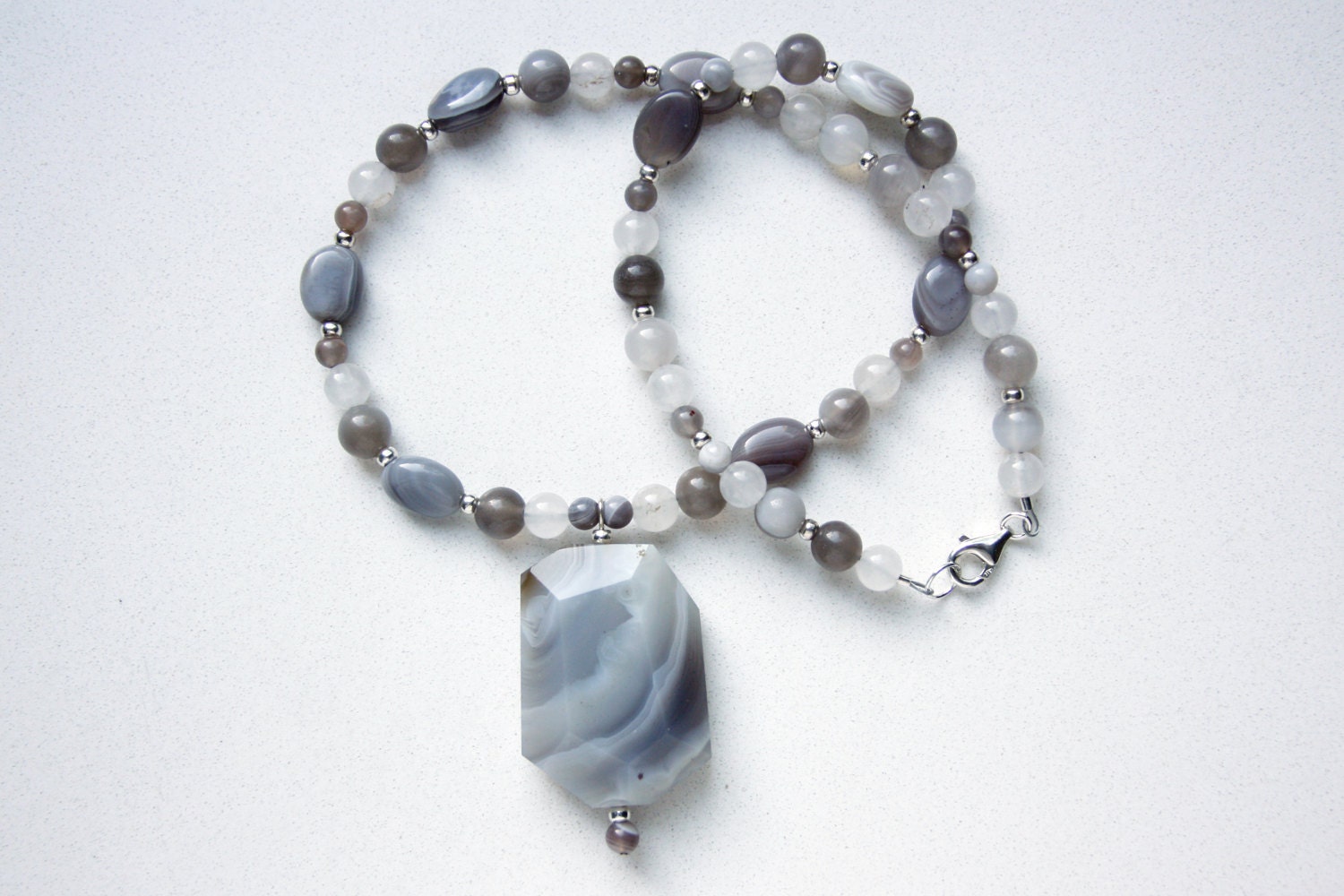 Botswana Achathalskette Mit Achat Und Schnee Quarzperlen Perlen Botswana Achathalskette Mit Achat Und Schnee Quarzperlen Perlen von SLynetteJewelry
