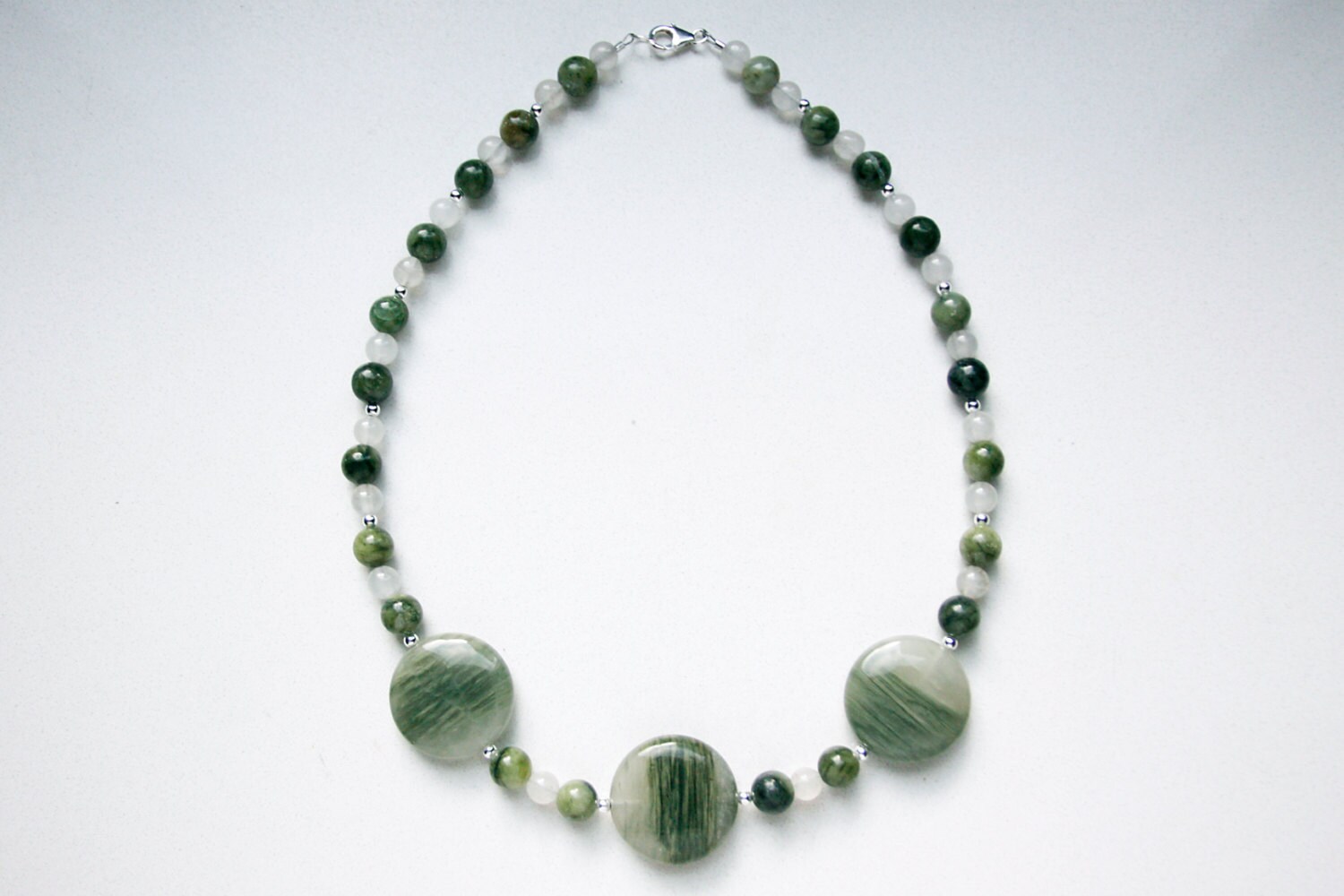 Grüne Linie Jaspis Perlenkette Mit Schnee Quarz Echten Edelsteinen Und Sterling Silberperlen, Serpentin, Veredelungen Grüne Linie Jaspis Perlenkette Mit Schnee Quarz Echten Edelsteinen Und Sterling Silberperlen, Serpentin, Veredelungen von SLynetteJewelry