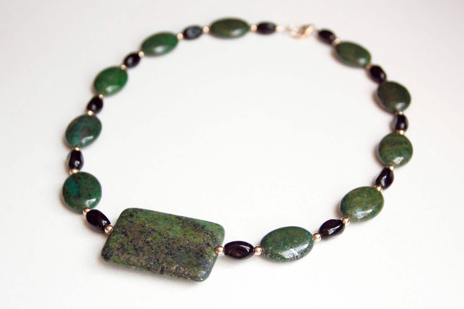 Grüne Pyrit-Halsband Mit Schwarzem Glas Und Gold Gefüllt Perlen Veredelungen Grüne Pyrit-Halsband Mit Schwarzem Glas Und Gold Gefüllt Perlen Veredelungen von SLynetteJewelry