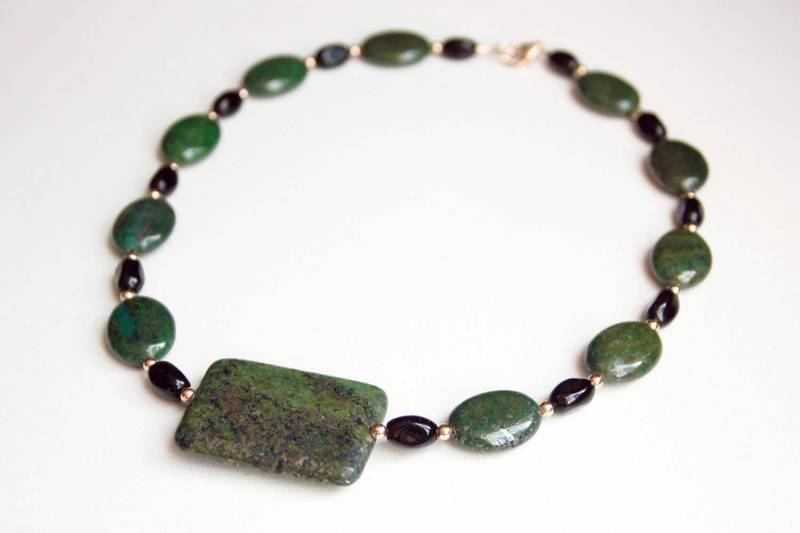 Grüne Pyrit-Halsband Mit Schwarzem Glas Und Gold Gefüllt Perlen Veredelungen Grüne Pyrit-Halsband Mit Schwarzem Glas Und Gold Gefüllt Perlen Veredelungen von SLynetteJewelry