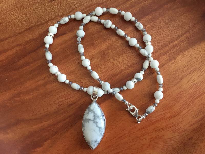 Howlith Anhänger Kette Mit Howlith, Facettiertem Grauen Glas Und Sterlingsilber Howlith Anhänger Kette Mit Howlith, Facettiertem Grauen Glas Und Sterlingsilber von SLynetteJewelry