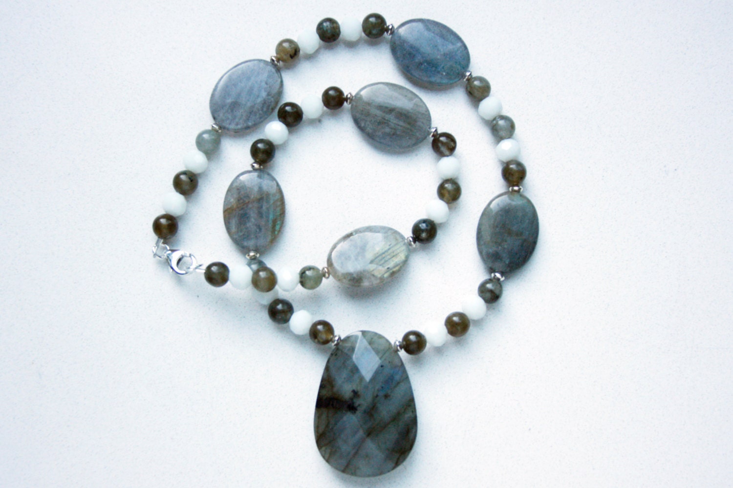 Labradorit Anhänger Halskette Perlen Mit Labradorit, Facettierte, Weiß, Glas Und Sterling Silberperlen Labradorit Anhänger Halskette Perlen Mit Labradorit, Facettierte, Weiß, Glas Und Sterling Silberperlen von SLynetteJewelry