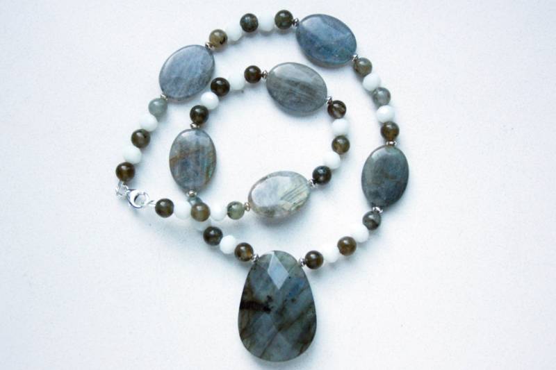 Labradorit Anhänger Halskette Perlen Mit Labradorit, Facettierte, Weiß, Glas Und Sterling Silberperlen Labradorit Anhänger Halskette Perlen Mit Labradorit, Facettierte, Weiß, Glas Und Sterling Silberperlen von SLynetteJewelry