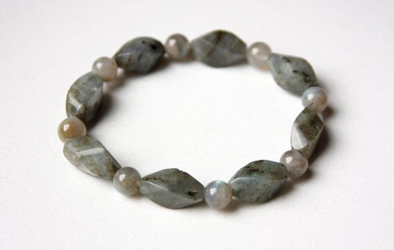Labradorit-stretch-Armband Perlen Mit Facettierten, Labradorit Drehungen Und Glatte Runde Labradoritperlen - Größe Medium Labradorit-stretch-Armband Perlen Mit Facettierten, Labradorit Drehungen Und Glatte Runde Labradoritperlen - Größe Medium von SLynetteJewelry