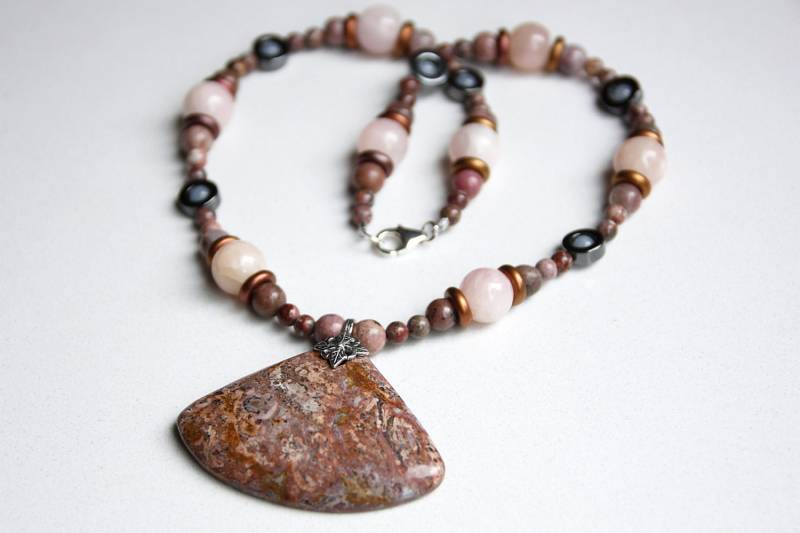 Leopard Skin Jasper Anhänger Halskette Mit Leopardenjaspis, Rhodonit, Glas, Hämatit Und Angelite Stein Perlen Leopard Skin Jasper Anhänger Halskette Mit Leopardenjaspis, Rhodonit, Glas, Hämatit Und Angelite Stein Perlen von SLynetteJewelry