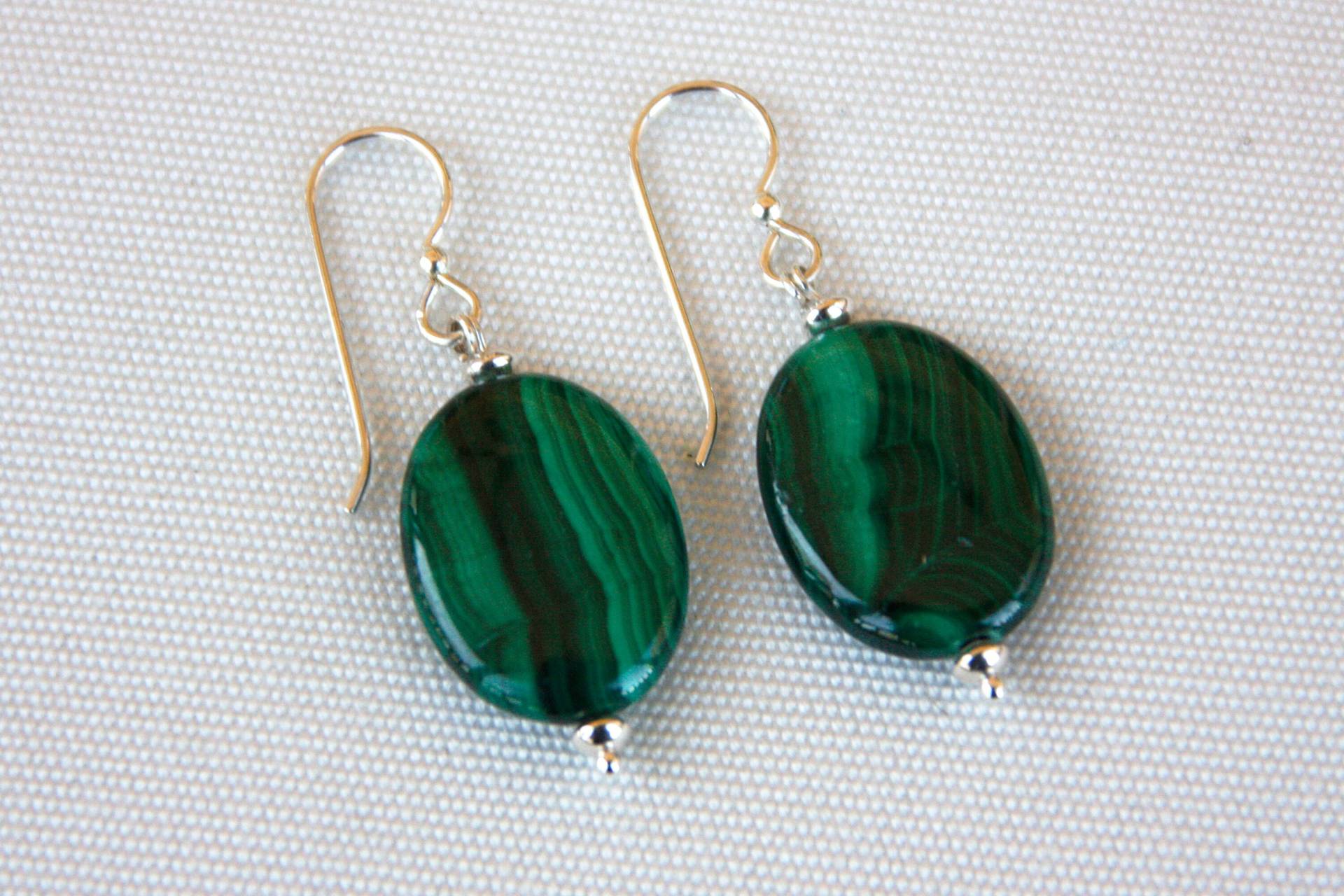 Malachit-Ohrringe Mit Sterling Silber Beads, Ohrdrähten Und Nietstiften Malachit-Ohrringe Mit Sterling Silber Beads, Ohrdrähten Und Nietstiften von SLynetteJewelry