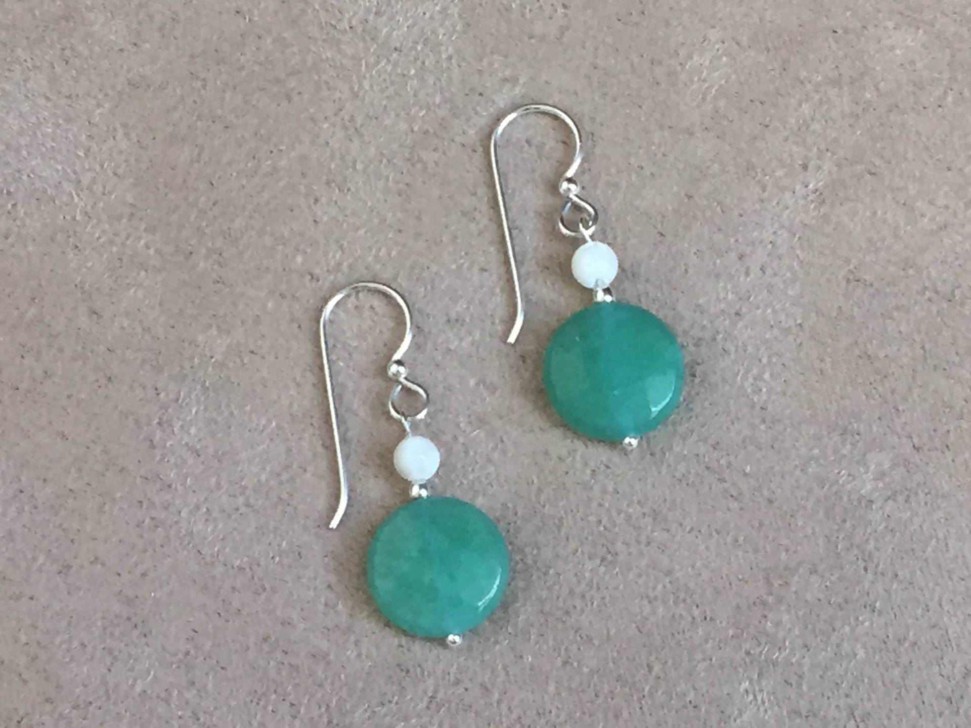 Mint Grün Jade Ohrringe Mit Perlmutt Und Sterling Silber Veredelungen Mint Grün Jade Ohrringe Mit Perlmutt Und Sterling Silber Veredelungen von SLynetteJewelry