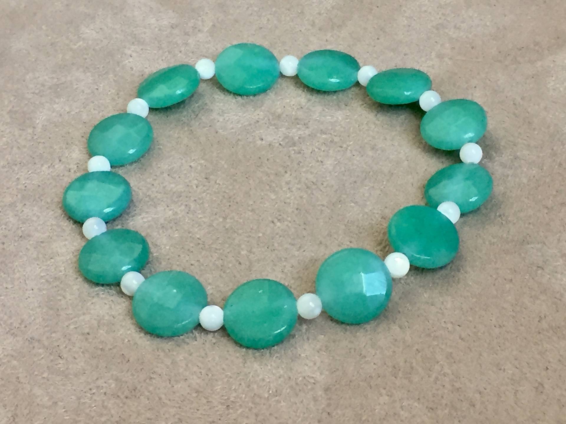 Mint Grün Jade-stretch-Armband Mit Perlmutt - Groß Mint Grün Jade-stretch-Armband Mit Perlmutt - Groß von SLynetteJewelry