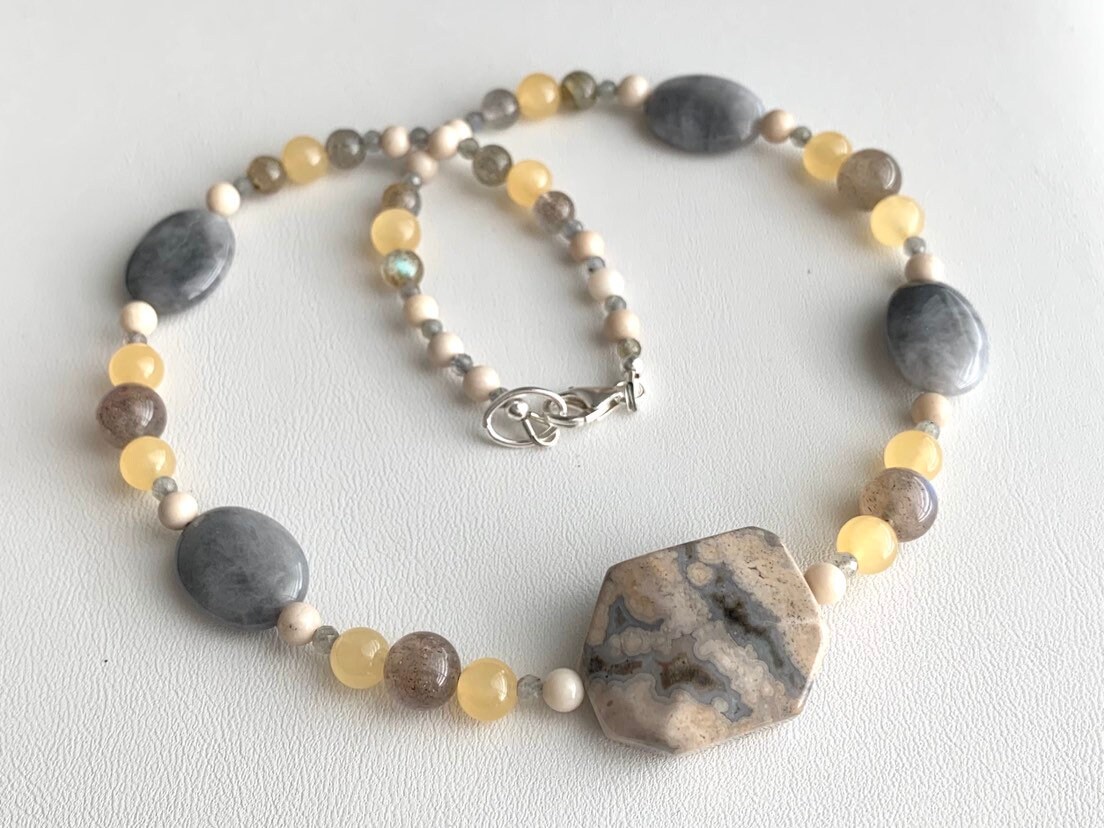 Natürliche Stein Halskette Mit Ozean-Jaspis, Adlerauge, Labradorit, Gelbe Jade Und Flussstein Perlen Natürliche Stein Halskette Mit Ozean-Jaspis, Adlerauge, Labradorit, Gelbe Jade Und Flussstein Perlen von SLynetteJewelry