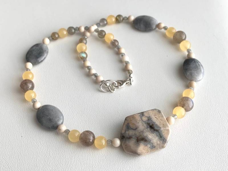 Natürliche Stein Halskette Mit Ozean-Jaspis, Adlerauge, Labradorit, Gelbe Jade Und Flussstein Perlen Natürliche Stein Halskette Mit Ozean-Jaspis, Adlerauge, Labradorit, Gelbe Jade Und Flussstein Perlen von SLynetteJewelry
