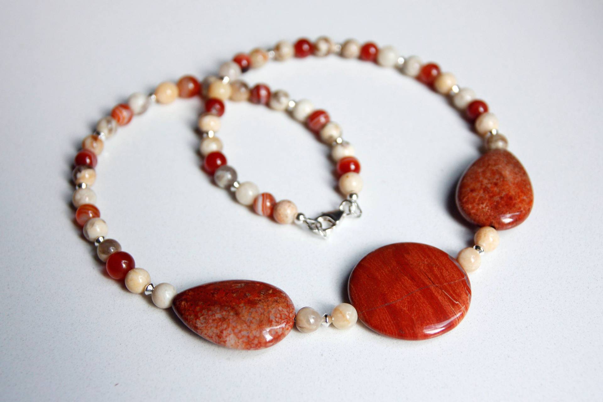 Natürliche Stein Perlenkette Mit Rotem Jaspis, Fossilen Korallen, Sardonyx, Grafik Granit Und Sterling Silber Natürliche Stein Perlenkette Mit Rotem Jaspis, Fossilen Korallen, Sardonyx, Grafik Granit Und Sterling Silber von SLynetteJewelry