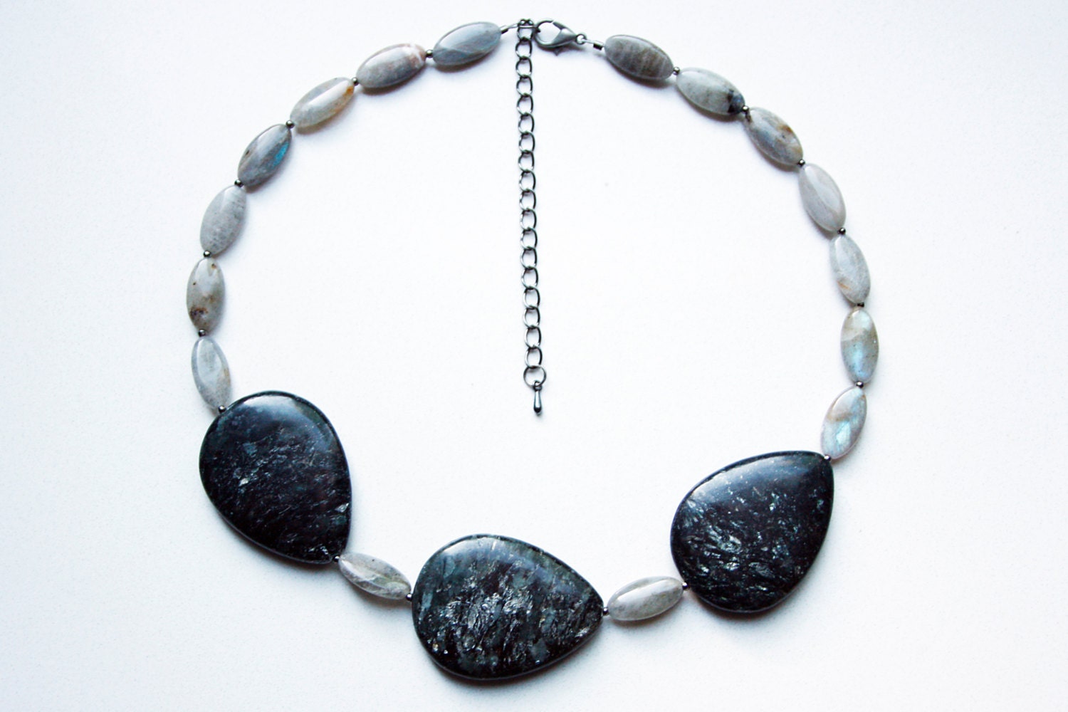 Natürliche Stein Perlenkette Mit Schwarzem Granit Und Naturstein Labradoritperlen Zinn Ausführungen Natürliche Stein Perlenkette Mit Schwarzem Granit Und Naturstein Labradoritperlen Zinn Ausführungen von SLynetteJewelry