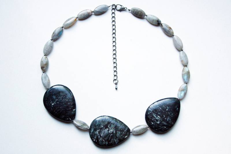 Natürliche Stein Perlenkette Mit Schwarzem Granit Und Naturstein Labradoritperlen Zinn Ausführungen Natürliche Stein Perlenkette Mit Schwarzem Granit Und Naturstein Labradoritperlen Zinn Ausführungen von SLynetteJewelry