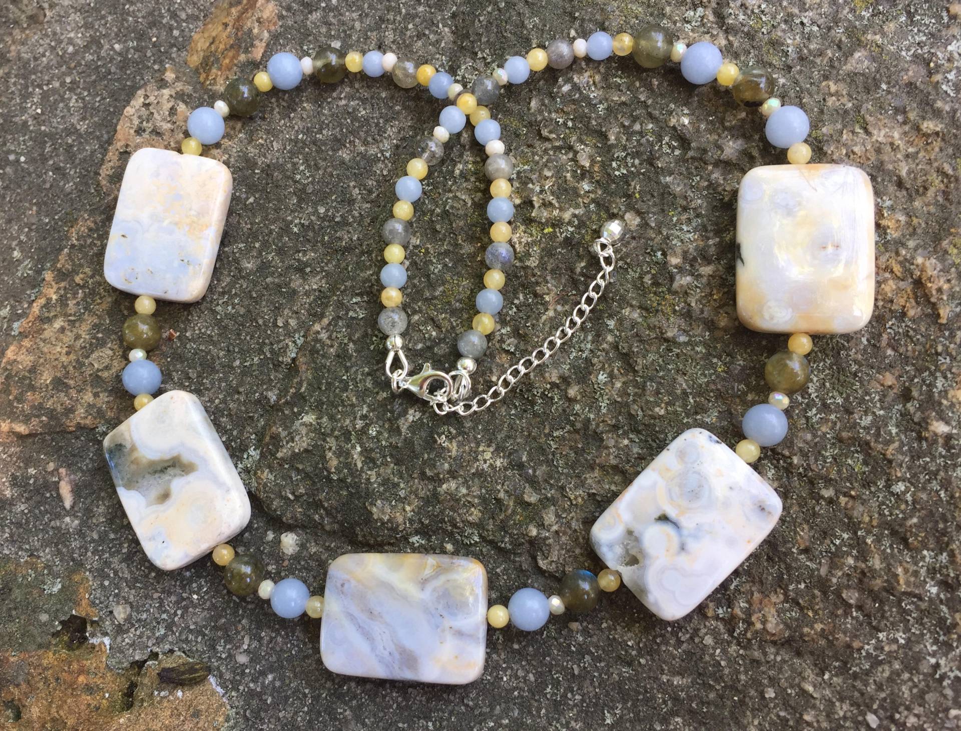Ozean Jaspis Halskette Perlen Mit Labradorit, Angelit, Gelben Aragonit Und Glas Sterling Finishings Ozean Jaspis Halskette Perlen Mit Labradorit, Angelit, Gelben Aragonit Und Glas Sterling Finishings von SLynetteJewelry