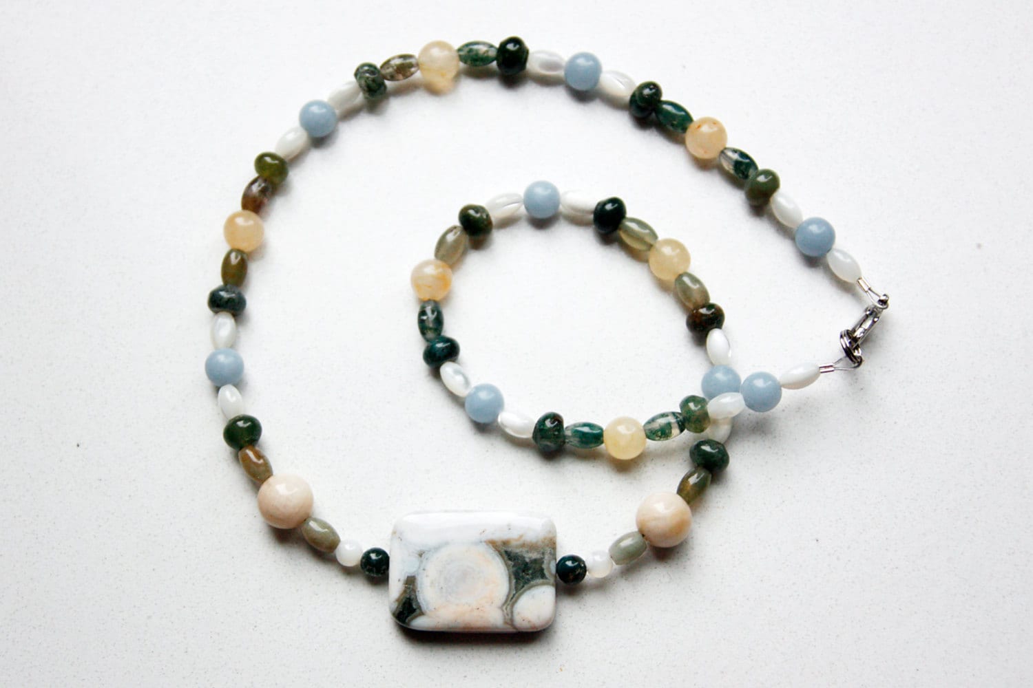 Ozean Jaspis Handgefertigte Perlenkette Mit Fancy Jaspis, Sonnenstein, Honig-Jade, Angelit, Perlmutt Sterling Veredelungen Ozean Jaspis Handgefertigte Perlenkette Mit Fancy Jaspis, Sonnenstein, Honig-Jade, Angelit, Perlmutt Sterling Veredelungen von SLynetteJewelry