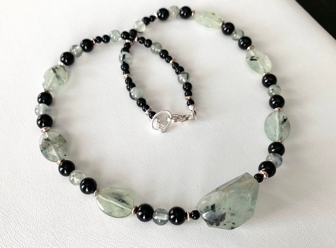 Prehnit Perlenkette Mit Schwarzem Onyx, Schwarz Jaspis Und Sterling Silber Prehnit Perlenkette Mit Schwarzem Onyx, Schwarz Jaspis Und Sterling Silber von SLynetteJewelry