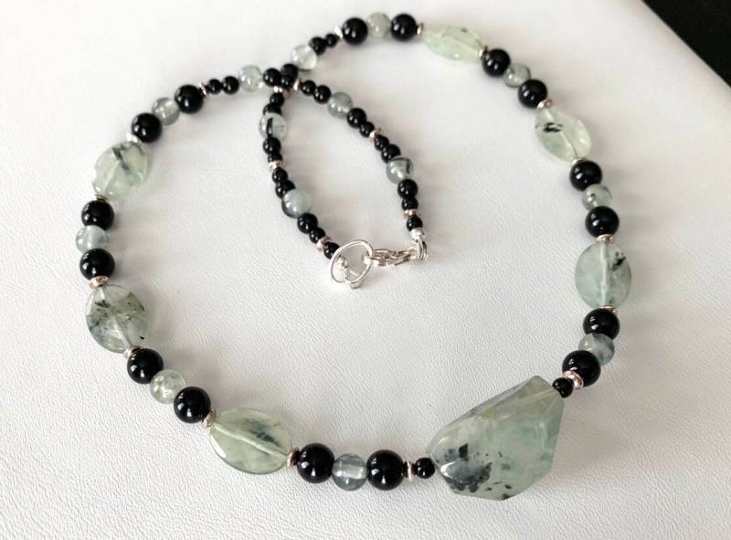 Prehnit Perlenkette Mit Schwarzem Onyx, Schwarz Jaspis Und Sterling Silber Prehnit Perlenkette Mit Schwarzem Onyx, Schwarz Jaspis Und Sterling Silber von SLynetteJewelry