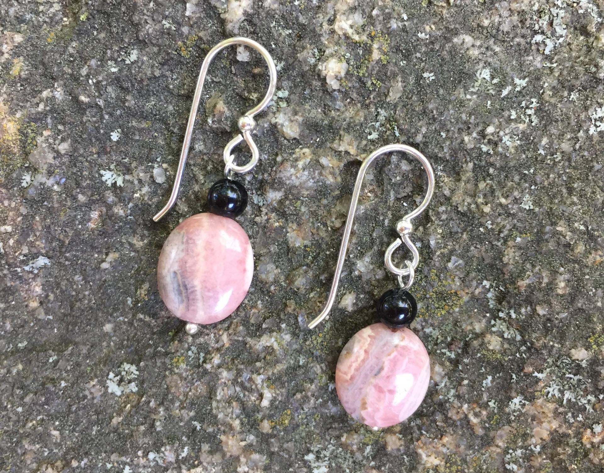 Rhodochrosit Ohrringe Mit Schwarzem Onyx, Sterling Silber Ohrhaken Und Nietstifte Rhodochrosit Ohrringe Mit Schwarzem Onyx, Sterling Silber Ohrhaken Und Nietstifte von SLynetteJewelry