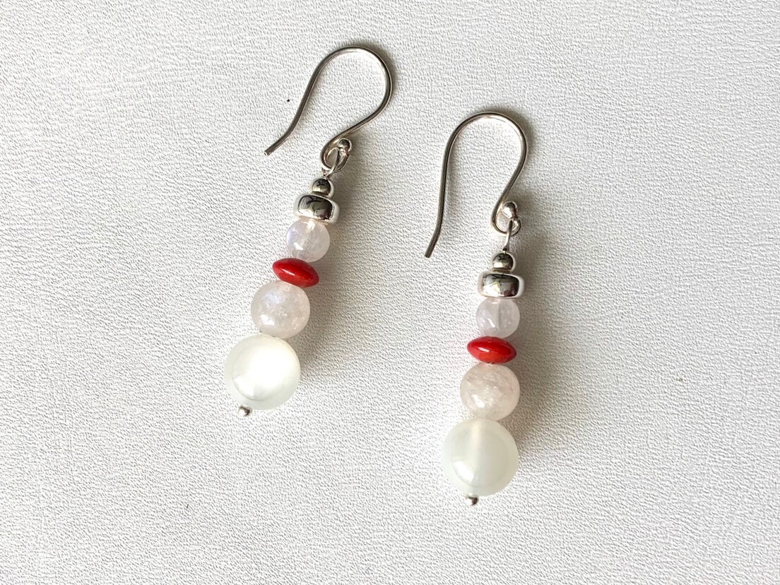 Schneemann Mondsteinohrringe Mit Gefärbter Bambuskoralle Und Sterling Silber Schneemann Mondsteinohrringe Mit Gefärbter Bambuskoralle Und Sterling Silber von SLynetteJewelry